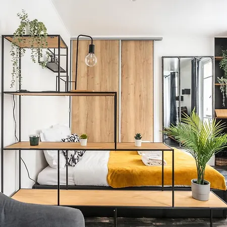 Design Near Metro And Eiffel Tower Parijs