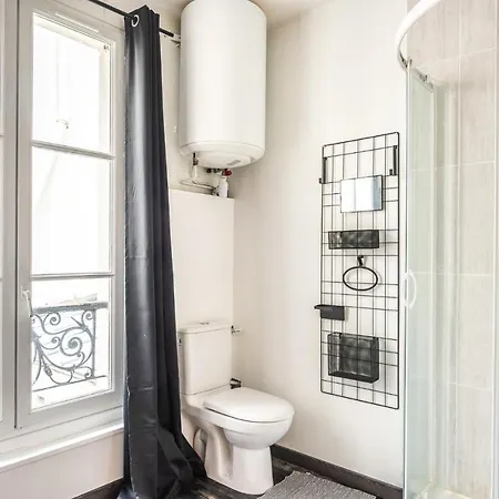 Design Near Metro And Eiffel Tower パリ